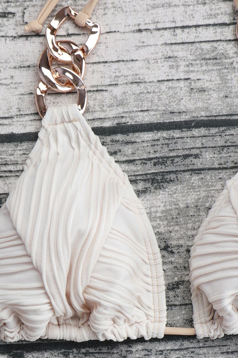 طقم بيكيني مربوط بتفاصيل سلسلة