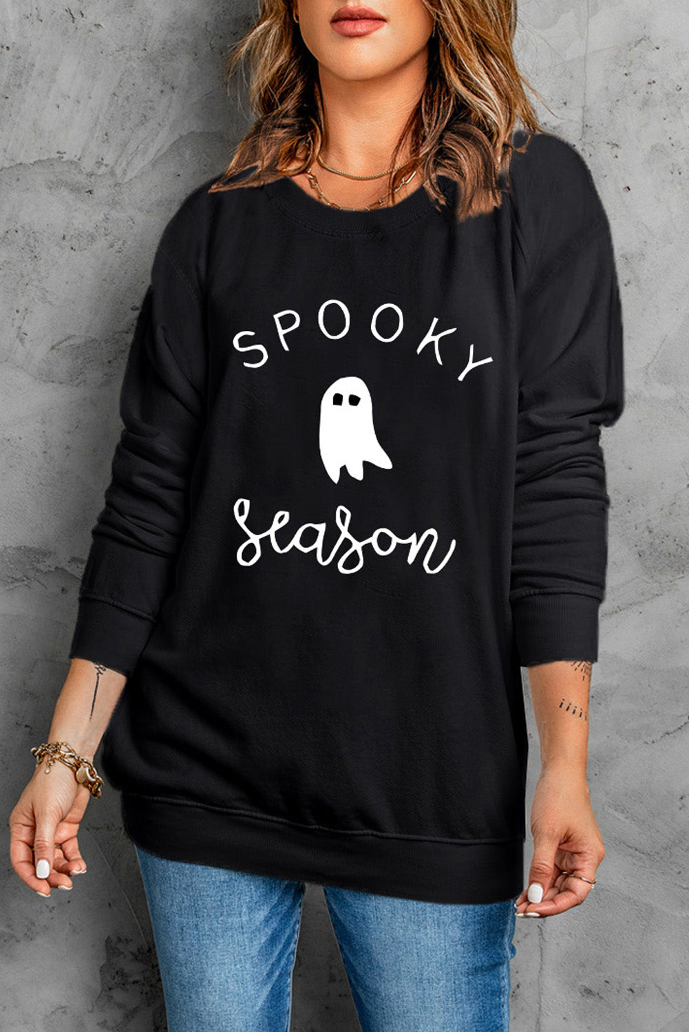 سويت شيرت جرافيكي بأكمام طويلة وياقة مستديرة وطبعة SPOOKY SEASON