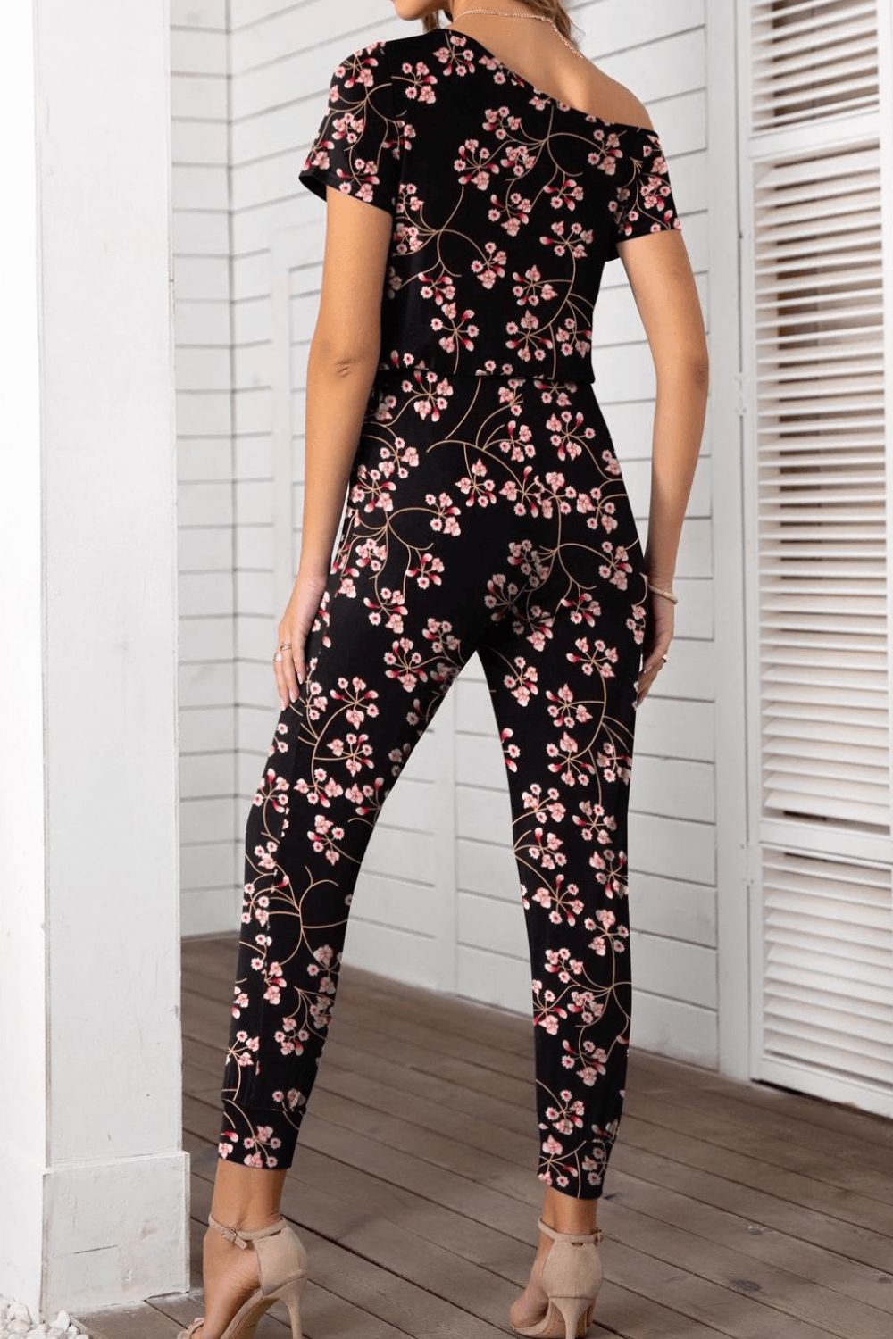 Asimmetriese nek kortmou jumpsuit