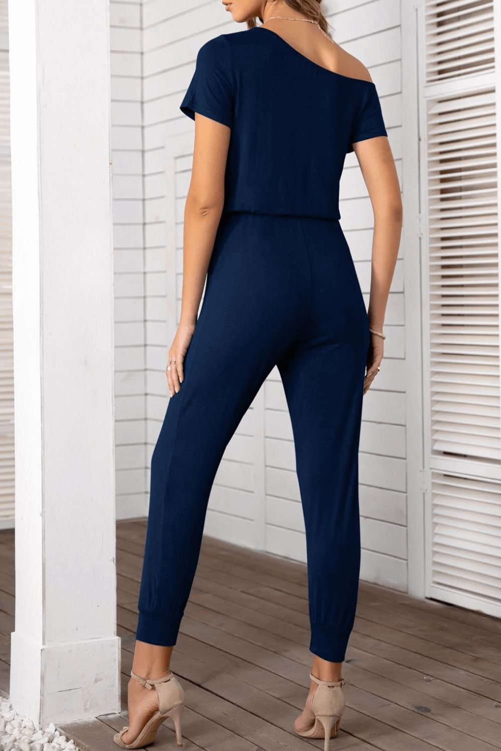 Asimmetriese nek kortmou jumpsuit