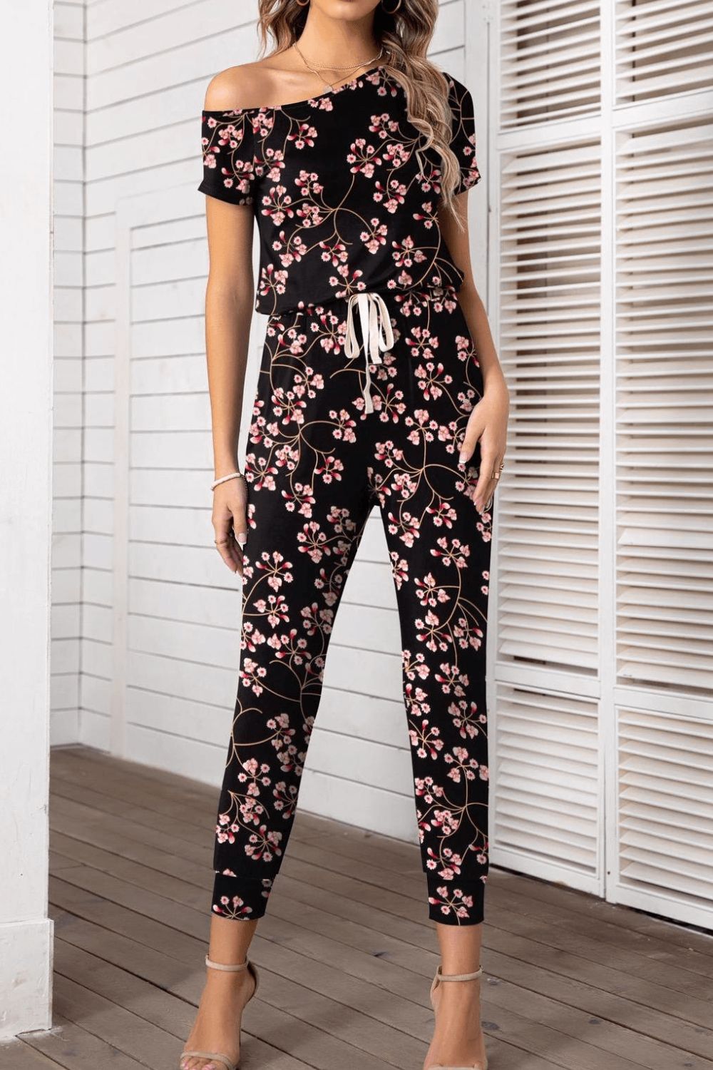 Asimmetriese nek kortmou jumpsuit