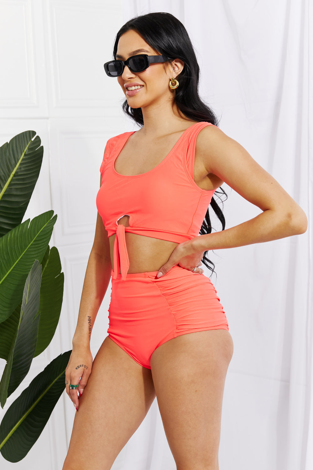 Marina West Swim Sanibel Crop Swem Top en Ruched Bottoms in Coral