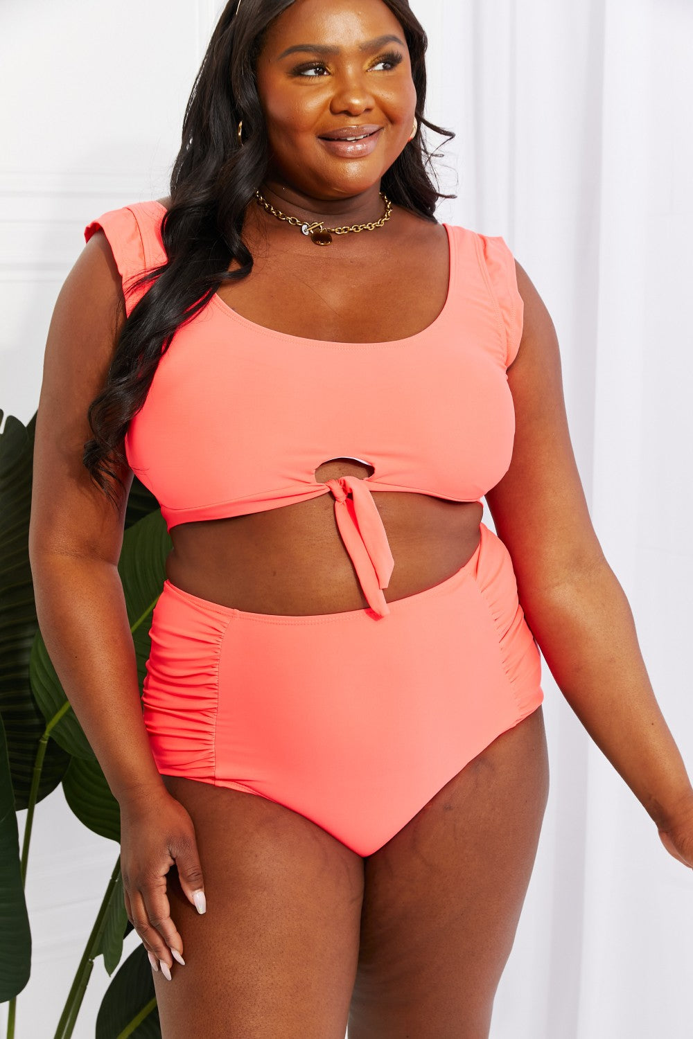 Marina West Swim Sanibel Crop Swem Top en Ruched Bottoms in Coral